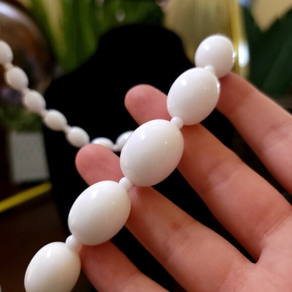 Vintage White Beaded Necklace with Oval Lucite Beads & Clasp Retro 1980s Jewelry - Picture 8 of 10